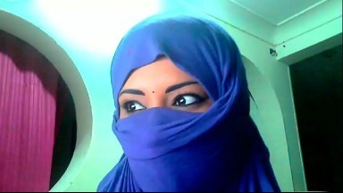 Les gros seins d'une femme arabe voilée à la webcam