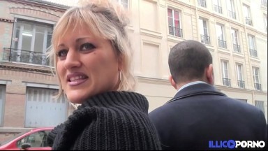Séance de candaulisme avec une milf blonde française baisée en gangbang devant son mari