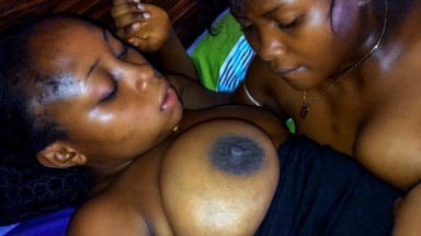 Ces lesbiennes noires africaines s'amusent avec leurs gros seins