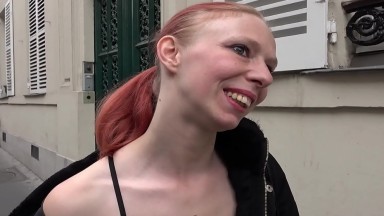 Une salope rousse belge skinny s'adonne au sexe anal
